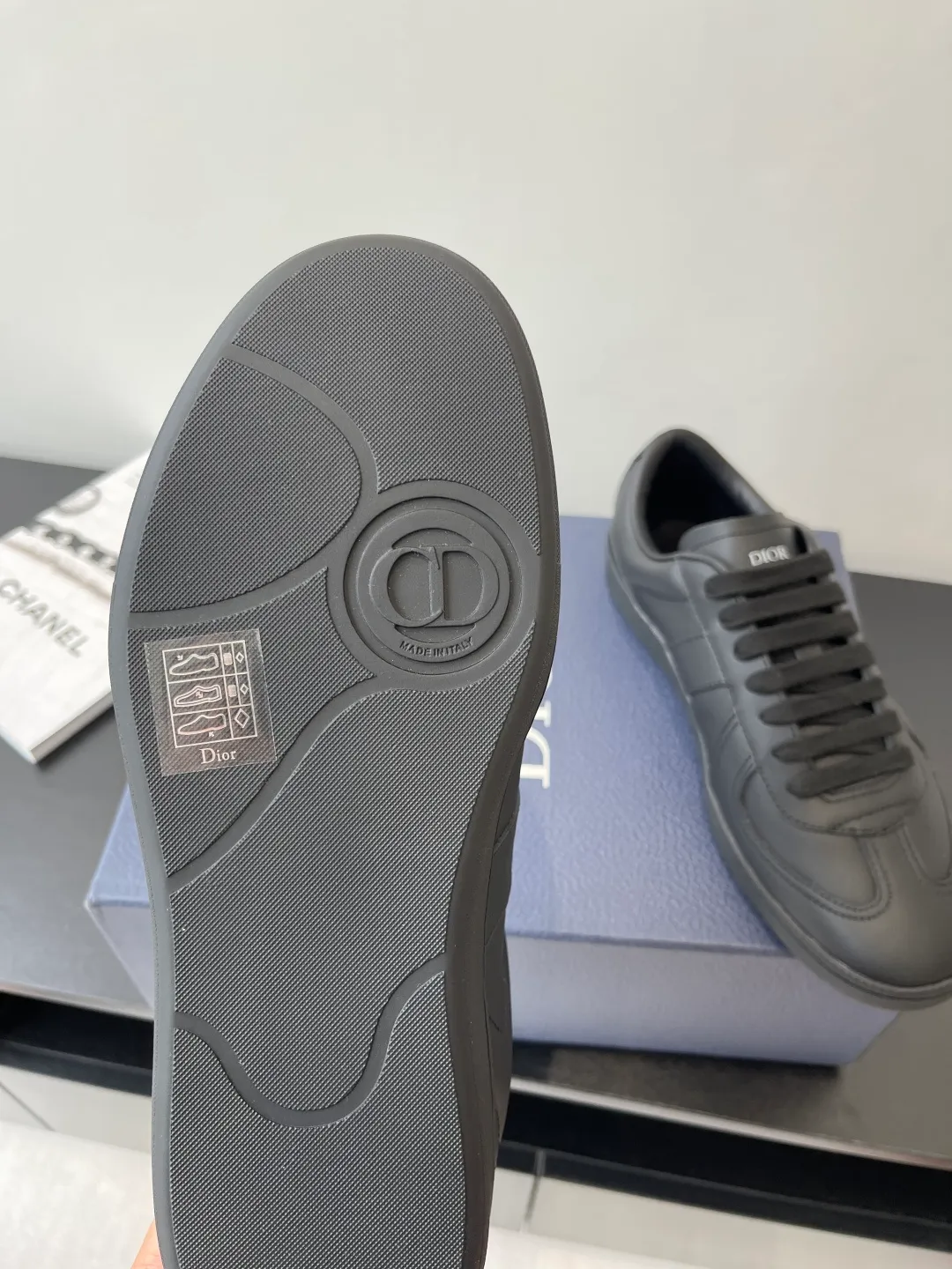 Factory price: 420💰The top version of Dior 25ss new product B01 moral training shoes. The toe size design of the couple's style is a bit wider. The upper foot comfort is perfect. The thread is beautiful. Perfectly suitable for trousers. Decorated with various classic details. It is the ideal choice for daily styling. It can be matched with various casual items to create exquisite shapes. Fabric first layer cowhide/lining sheepskin T men's shoes💰U original outsole Code number: 38-44, customized 45